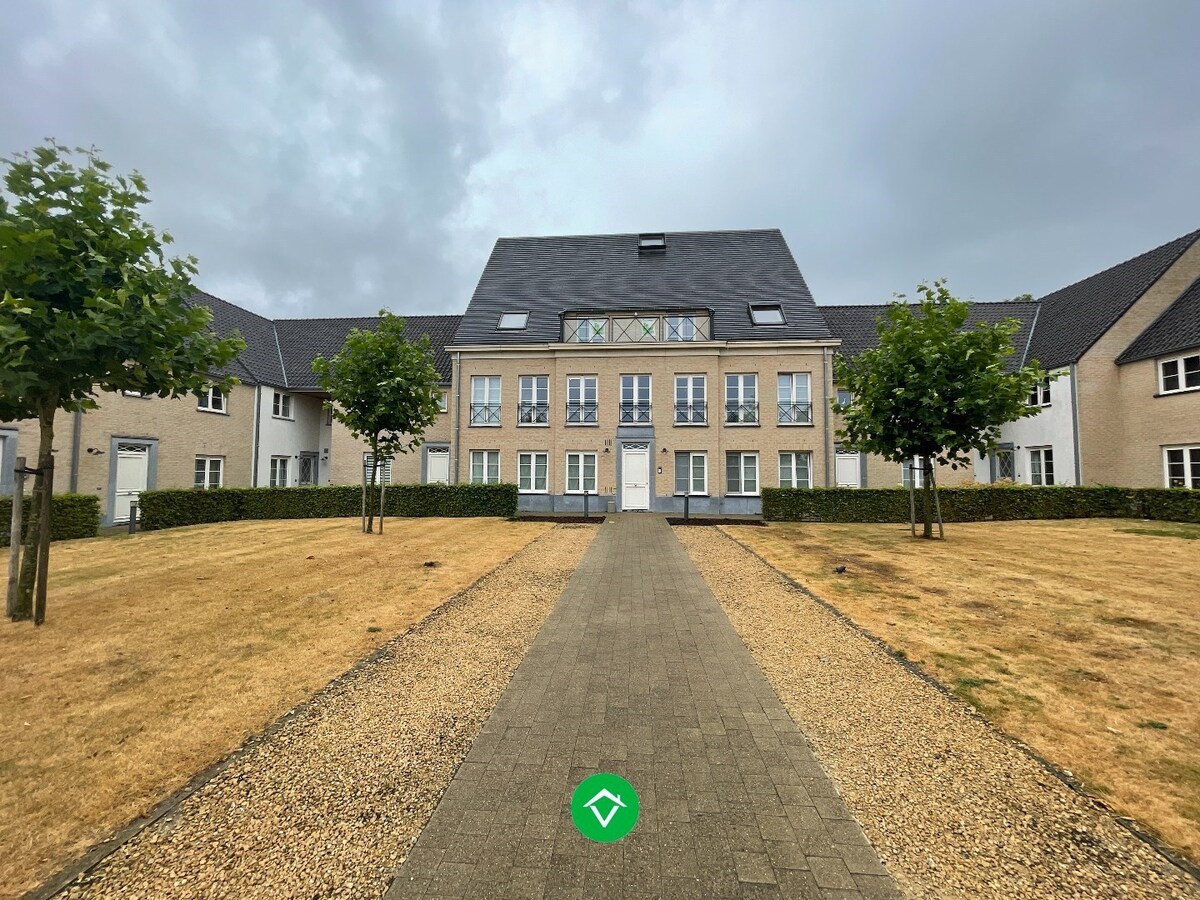 Rustig gelegen duplex appartement met 2 slaapkamers en autostaanplaats te Lichtervelde VRIJ 1/08/2026 
