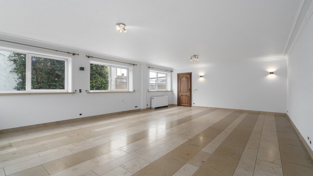 Bedrijfspand met optioneel woonst te huur in Dikkelvenne