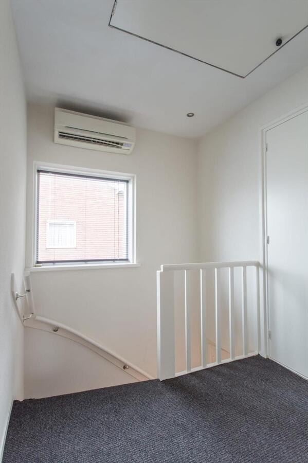 Sfeervolle en gunstig gesitueerde tweekapper met garage, berging en vrije achterom gelegen op 221 M². Deze woning ligt op loopafstand van het centrum van Hilvarenbeek. 