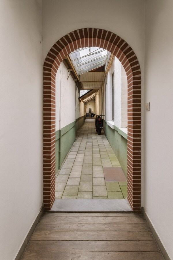 Uniek handelshuis met voormalig café en twee duplexappartementen te koop op toplocatie in het hart van Sint-Niklaas! 