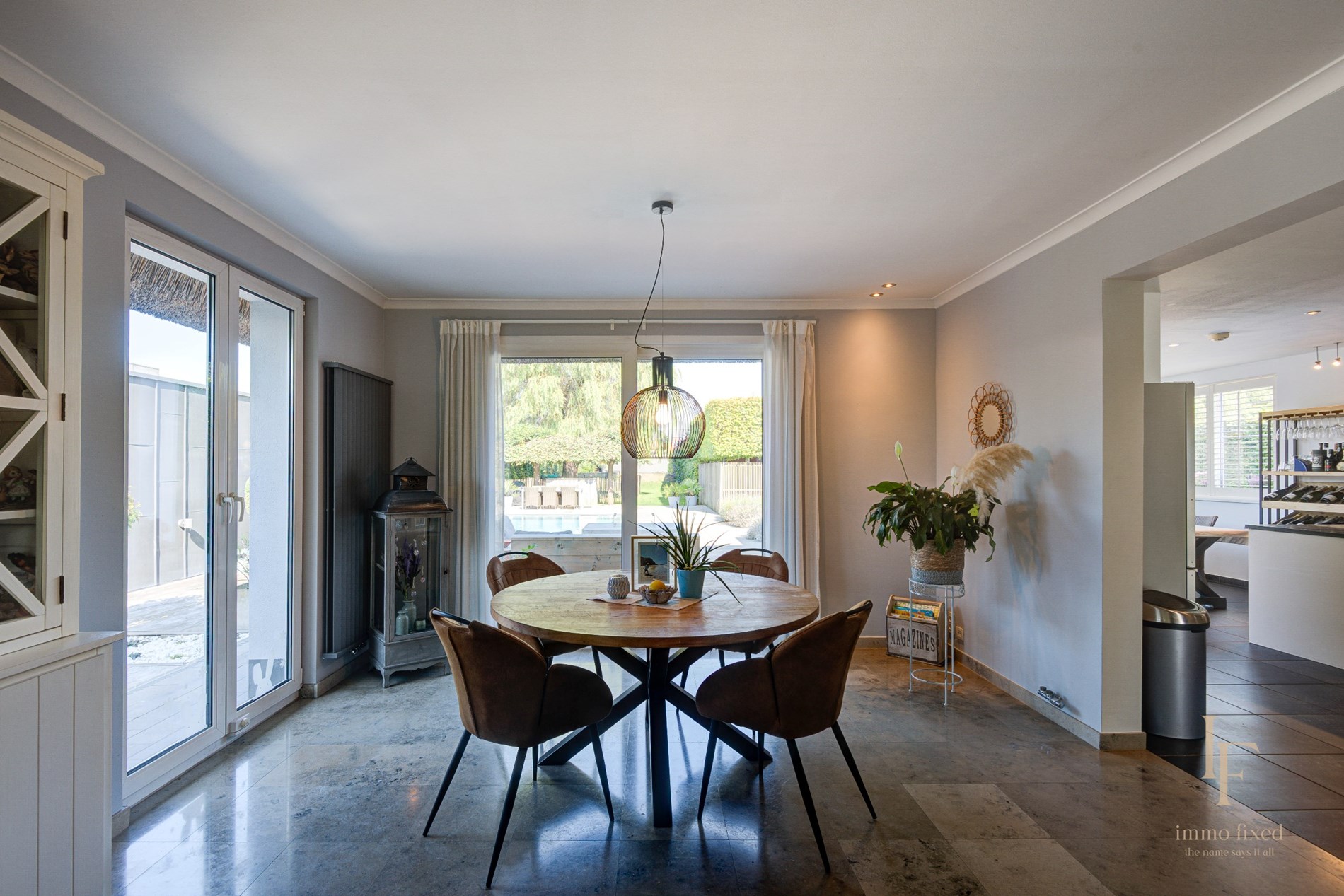 Villa met magazijn, garagebox en 12+ parkeerplaatsen te Kontich! 