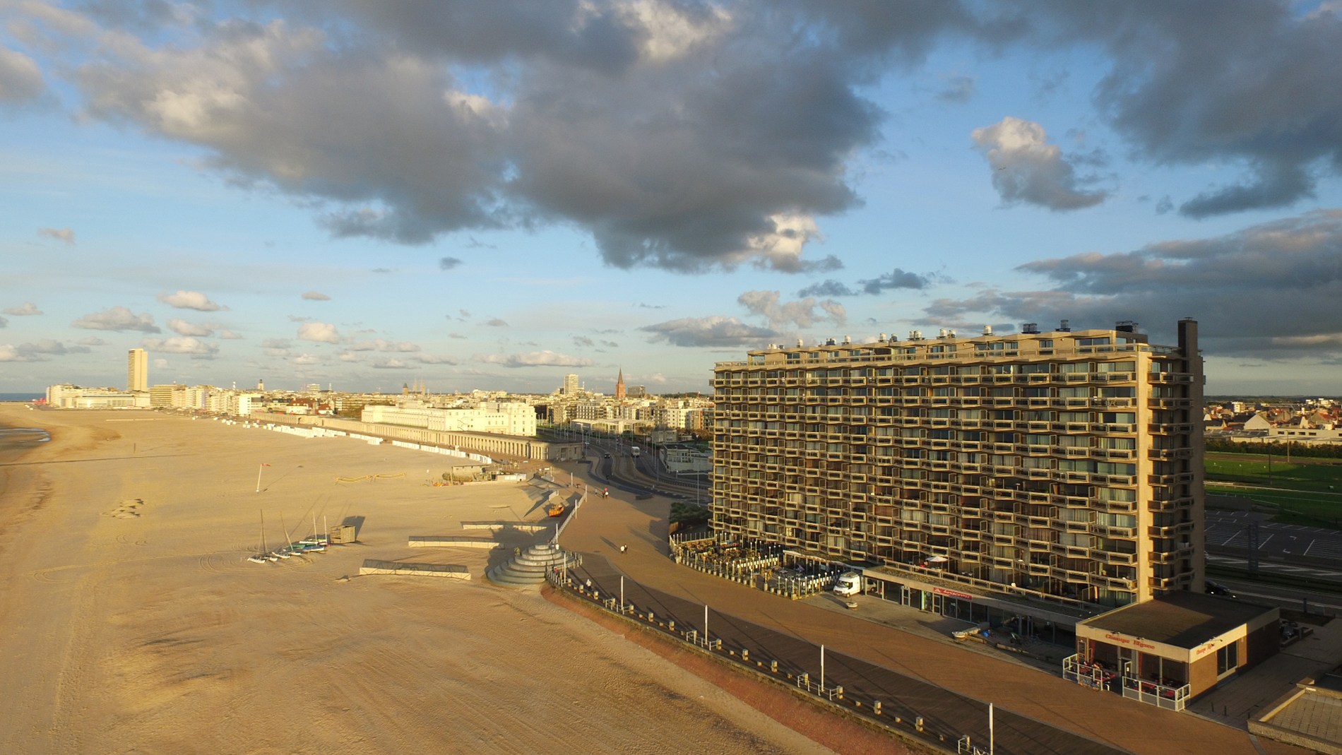 Studio à rafraîchir avec vue sur la mer et terrasse. 