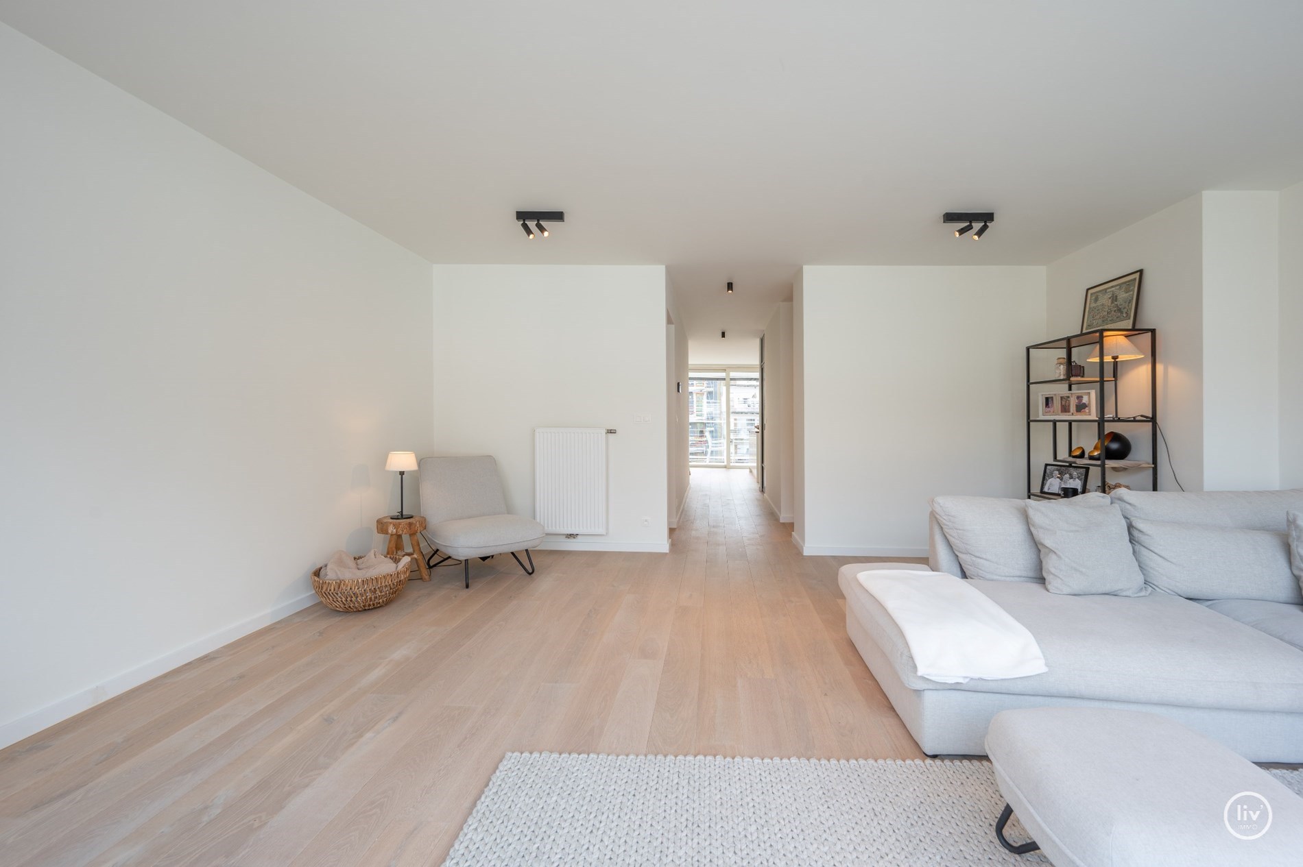 Magnifique triplex spacieux (199 m2) dans une rue adjacente à l'avenue Lippens, à proximité de la digue à Knokke. 