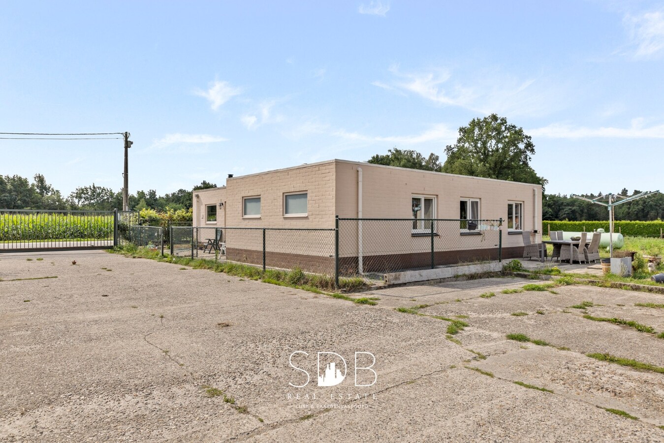Boerderij met paardenfaciliteiten en graslanden op 14.490m² 
