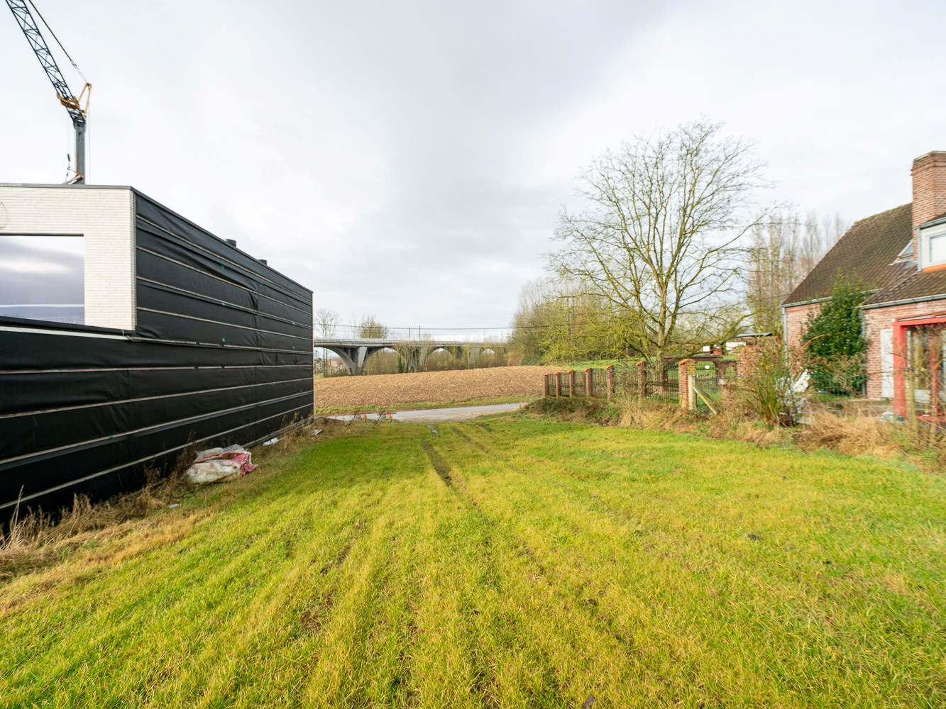 Residentieel gelegen bouwgrond (3a 85ca) voor een 3-gevel 