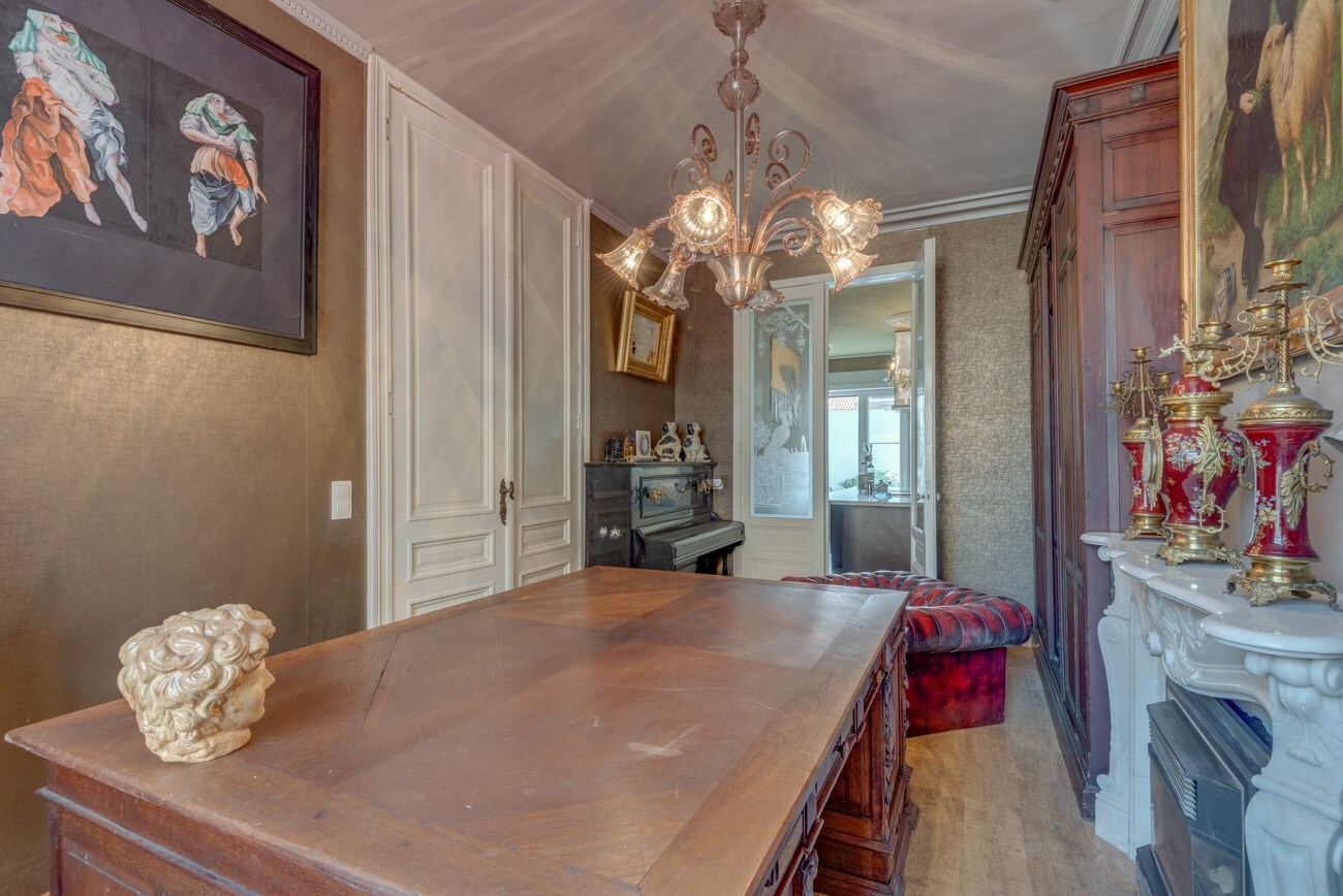 Karaktervolle herenwoning in Belle-Epoquestijl vlakbij zee en strand te Heist. 