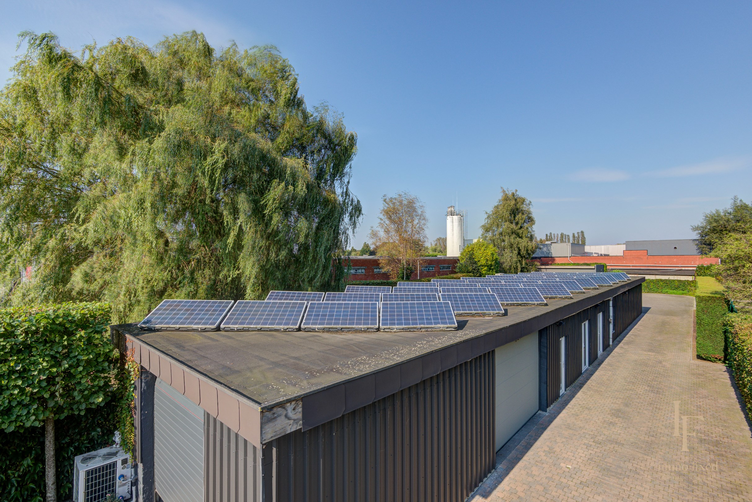 Villa met magazijn, garagebox en 12+ parkeerplaatsen te Kontich! 