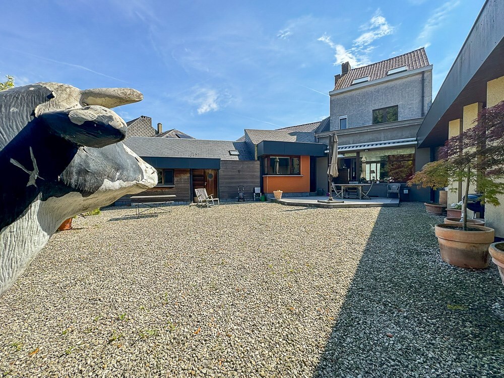 Grand espace professionnel avec maison de style en semi plain-pied, érigés sur 1800m² ! 