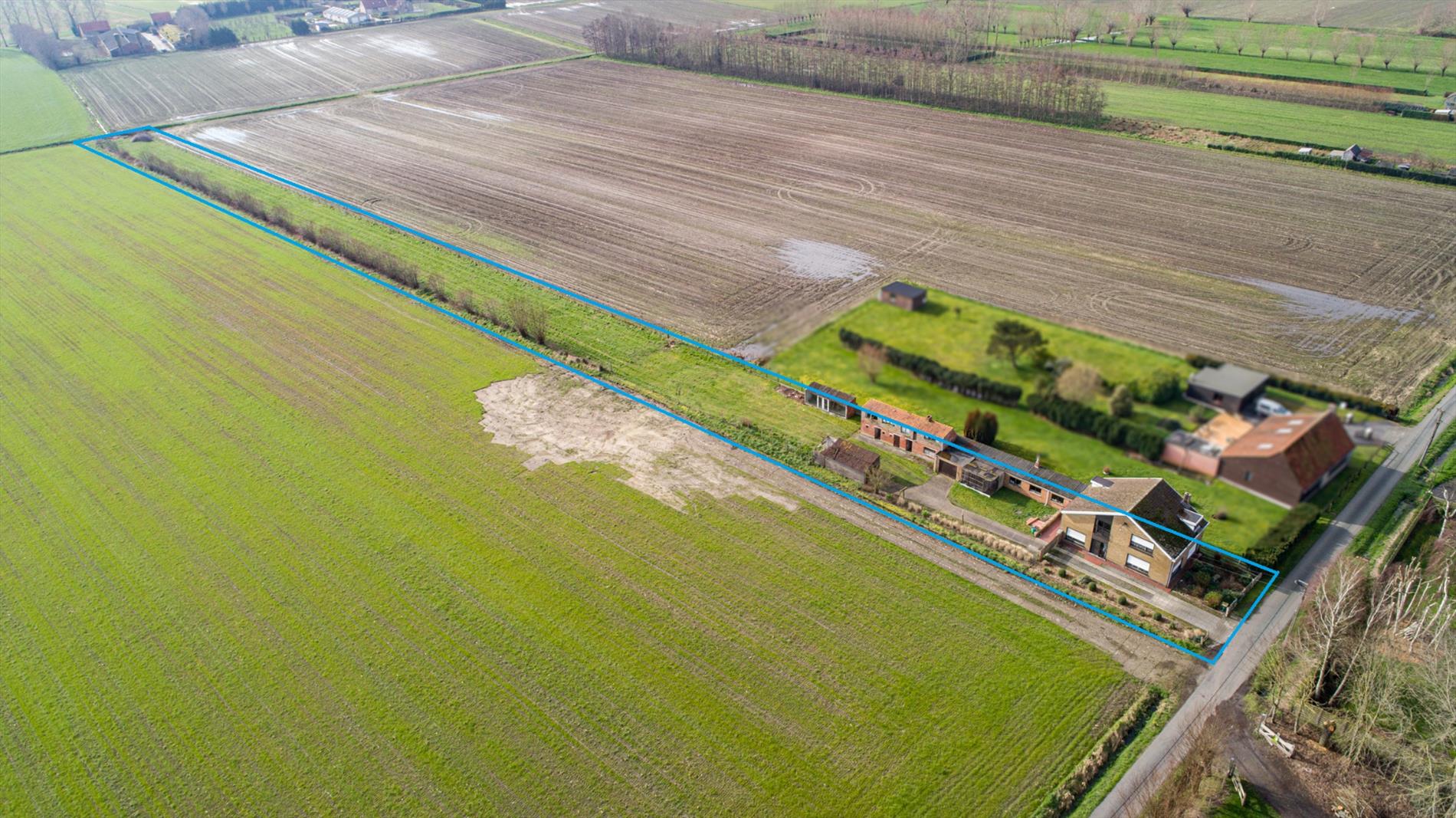 Te renoveren / herop te bouwen woning op 4.543 m² landelijk gelegen te Moerkerke 