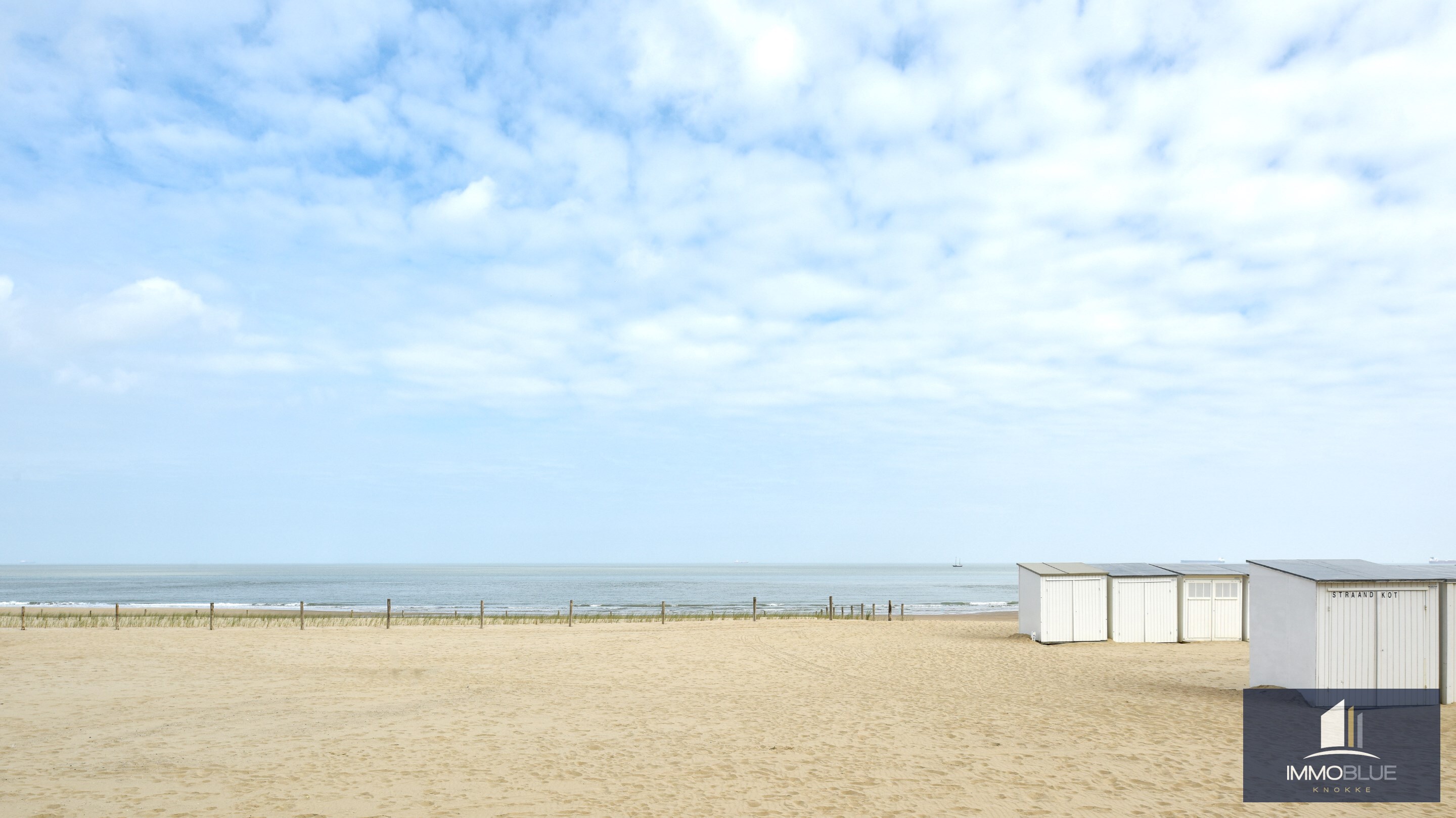 Appartement entièrement rénové avec vue latérale sur la mer. 