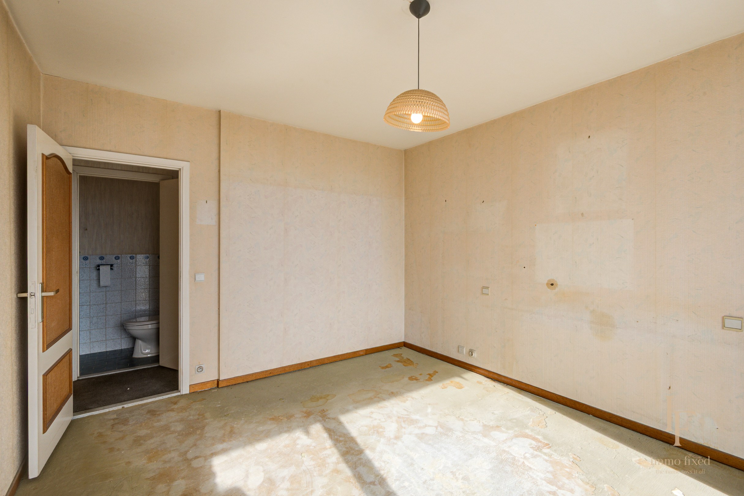 Te renoveren parel met potentieel + garagebox te Berchem! 