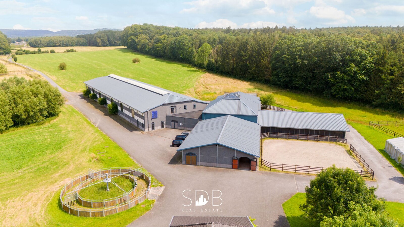 Hippische Complex met woonhuis en appartement op circa 31 Hectare 