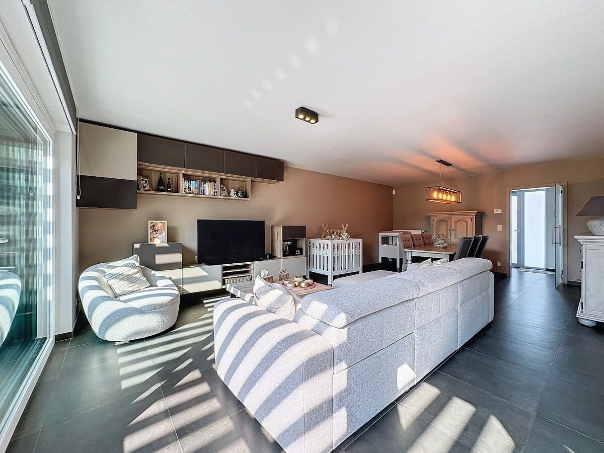 Op en top afgewerkte, energiezuinige gezinswoning (2013) te Velzeke 