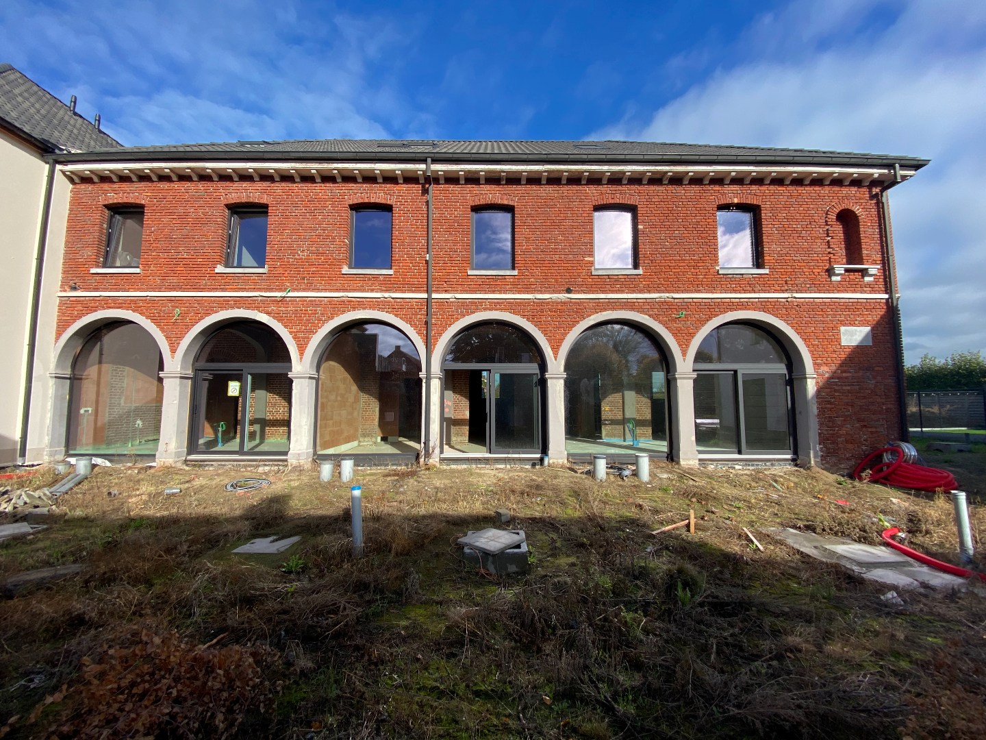 Unieke gerenoveerde kloosterwoning op centrale ligging te Nieuwenhove! 