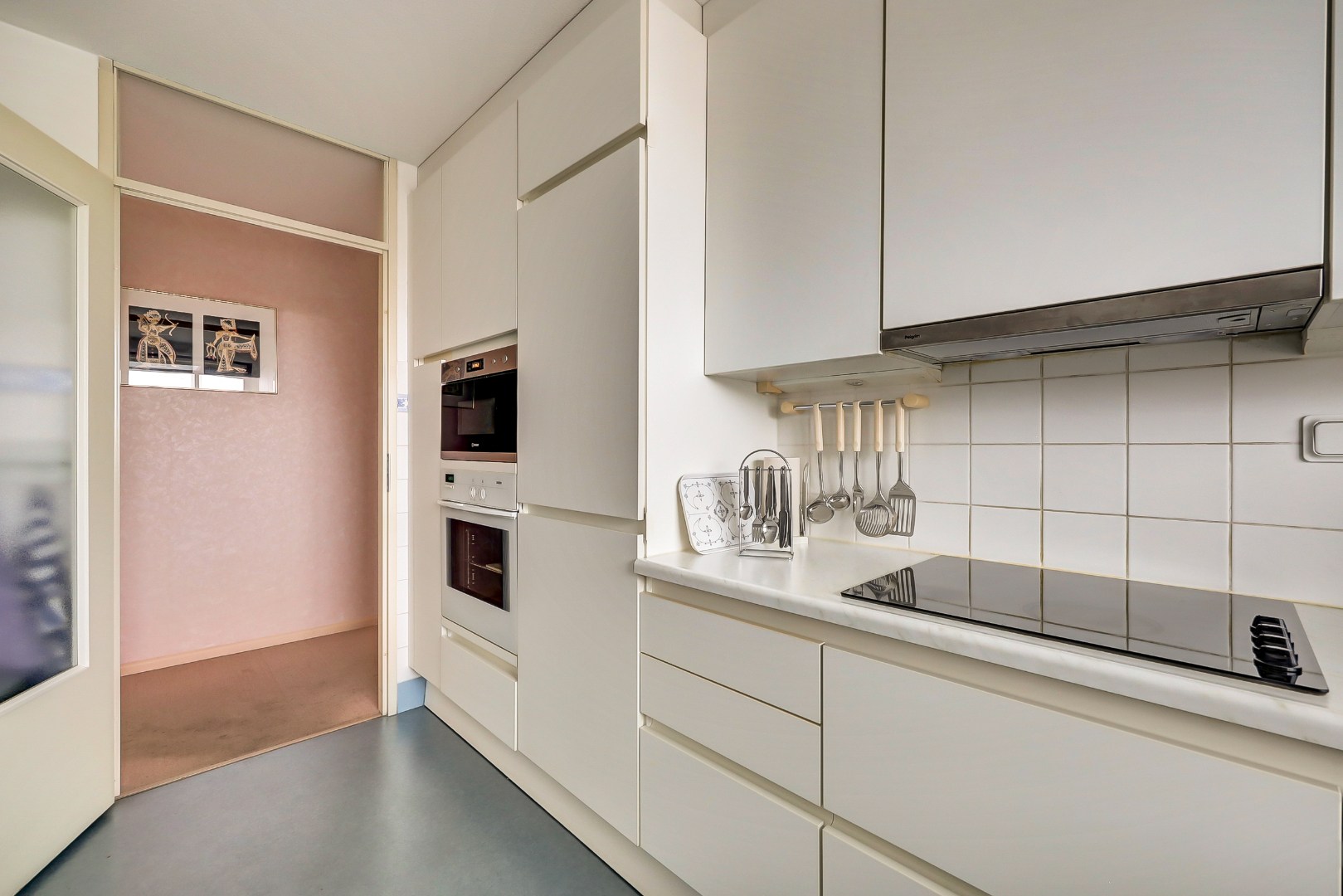 Licht en royaal 3-kamerappartement op de 2e etage met riant balkon en een garagebox in de onderbouw. 