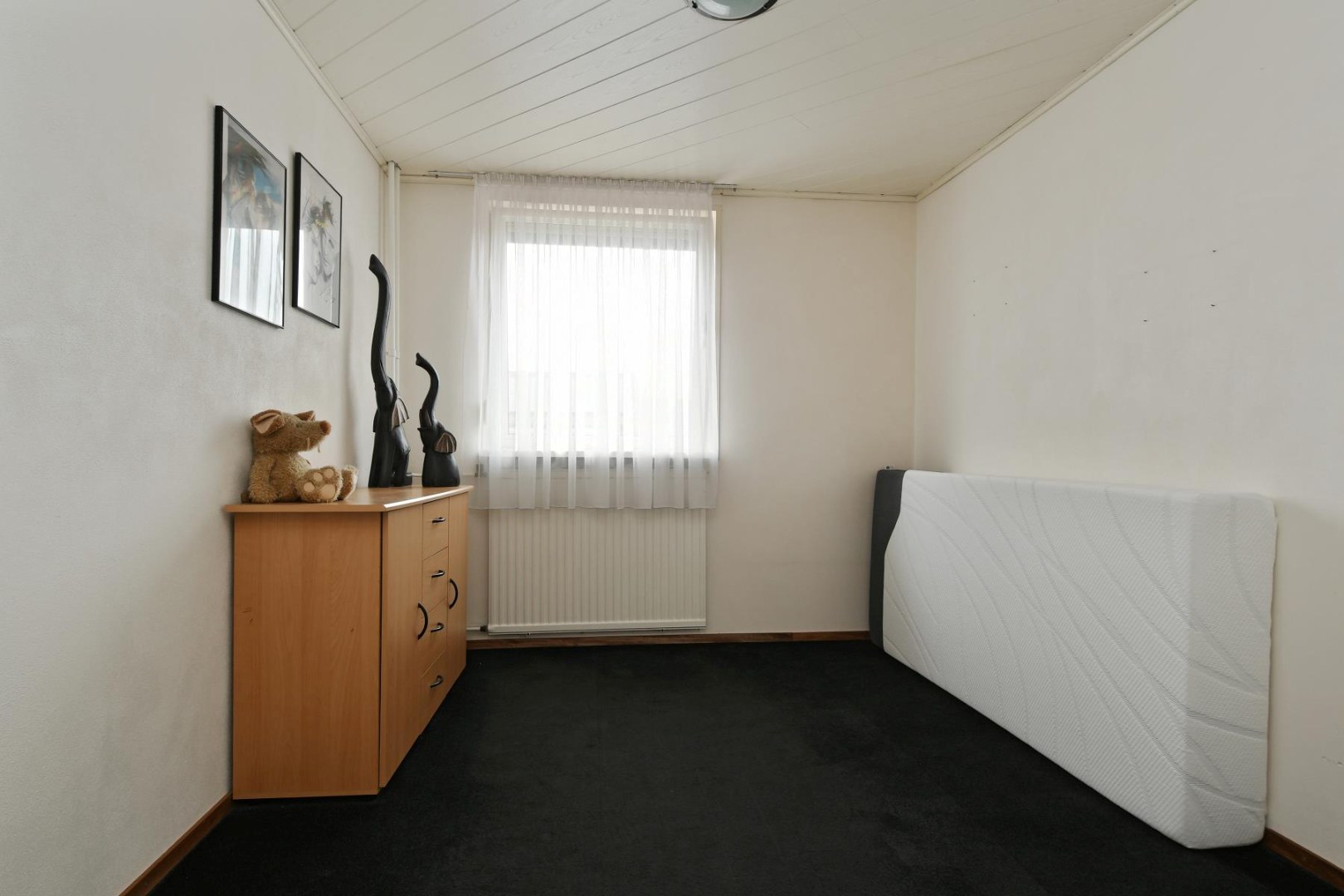 Geschakelde 2-onder-1-kap woning met serre, vier slaapkamers en inpandige garage gelegen nabij het centrum van Panningen 