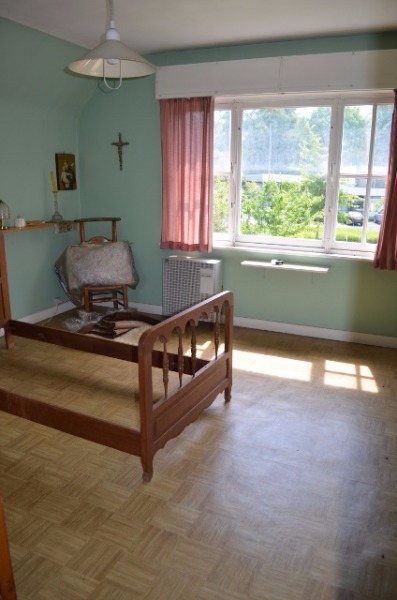 Te strippen / nieuw te bouwen woning en bijgebouwen op 906m² commercieel gelegen te Eeklo 