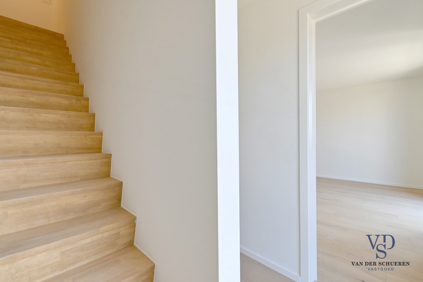 Half Open Bebouwing met buitenberging en carport 