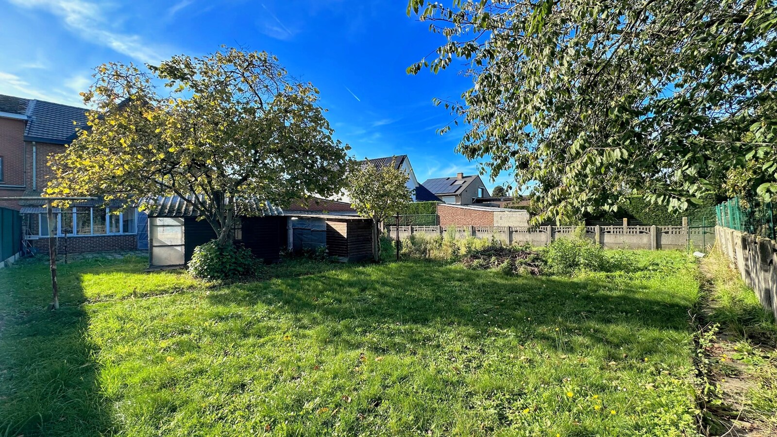 Te renoveren gezinswoning op royaal perceel van 1441 m² in rustige woonwijk 