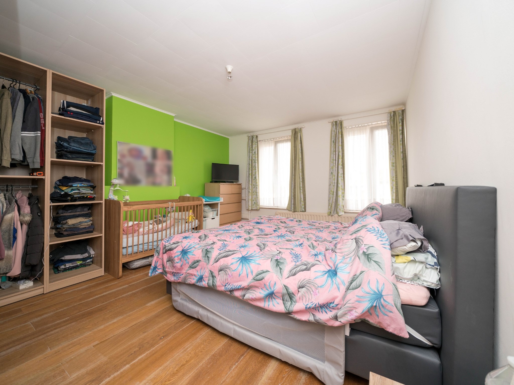 Zeer grote, instapklare woning met 6 kamers en 2 badkamers 