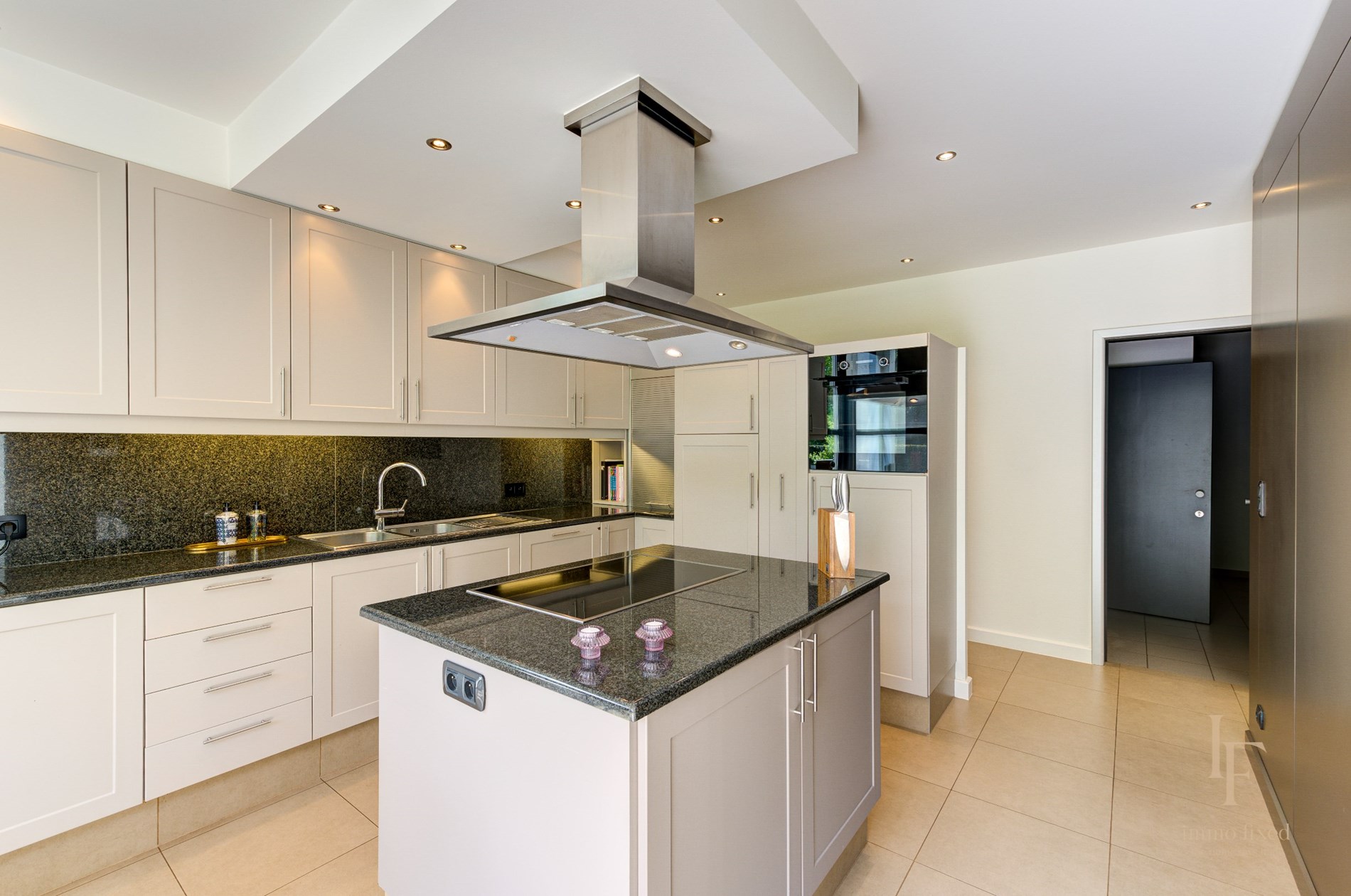 Moderne villa met 7 slaapkamers te Zoersel. 