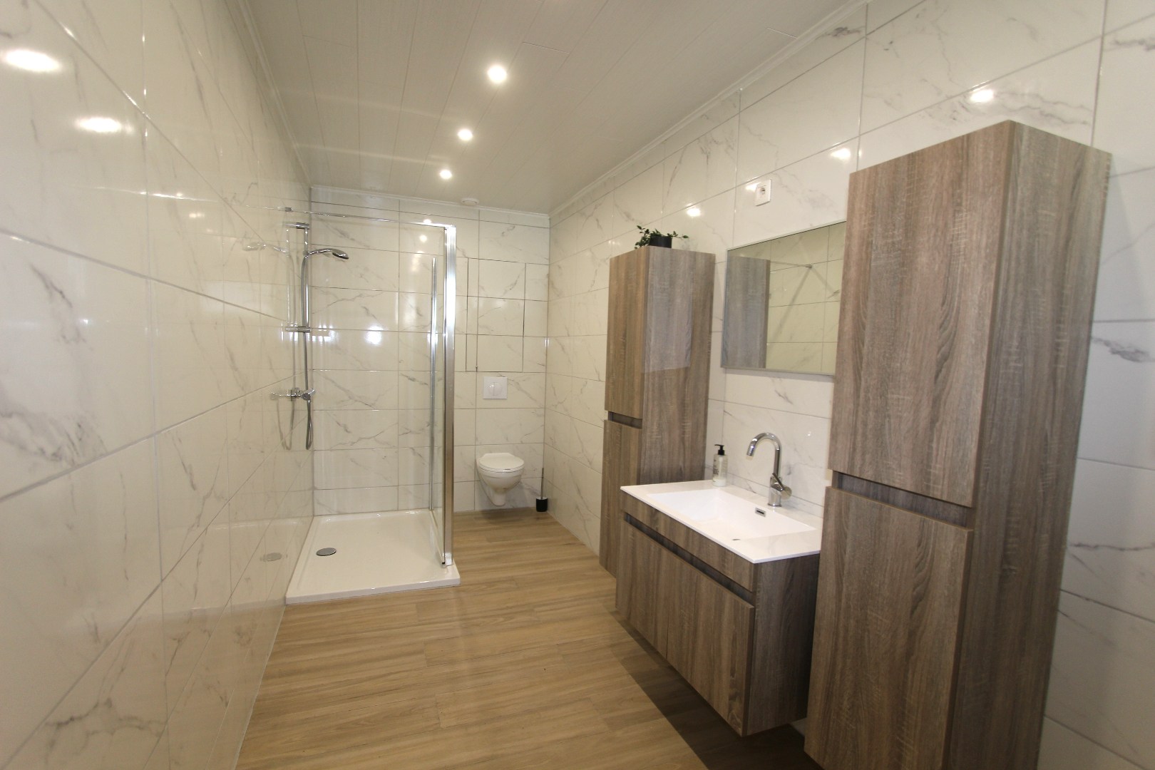 GELIJKVLOERS APPARTEMENT - VOLLEDIG VERNIEUWD 