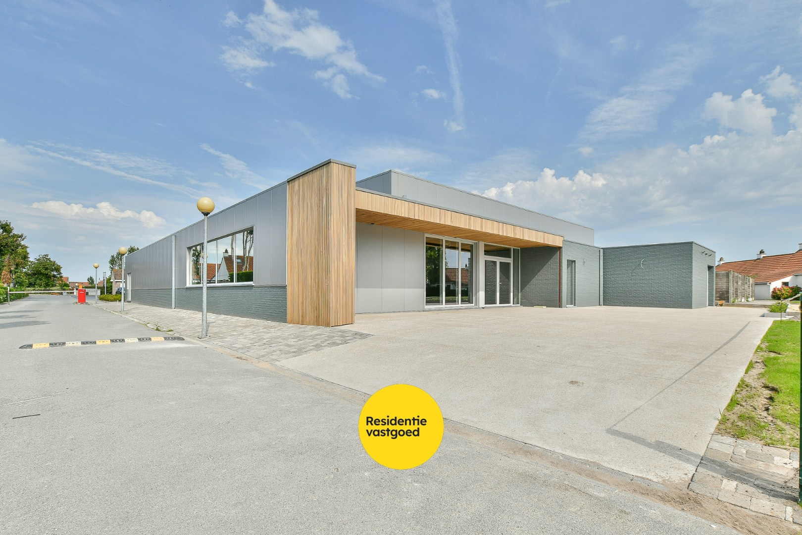 Unieke opportuniteit: horecazaak met 3 padelterreinen, terrassen en tuin te huur! 