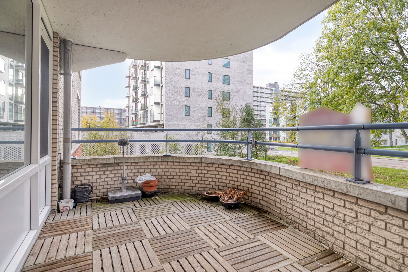 Op centrale locatie in de wijk Prinsenland gelegen 3 kamer hoek-appartement met ruim terras. 