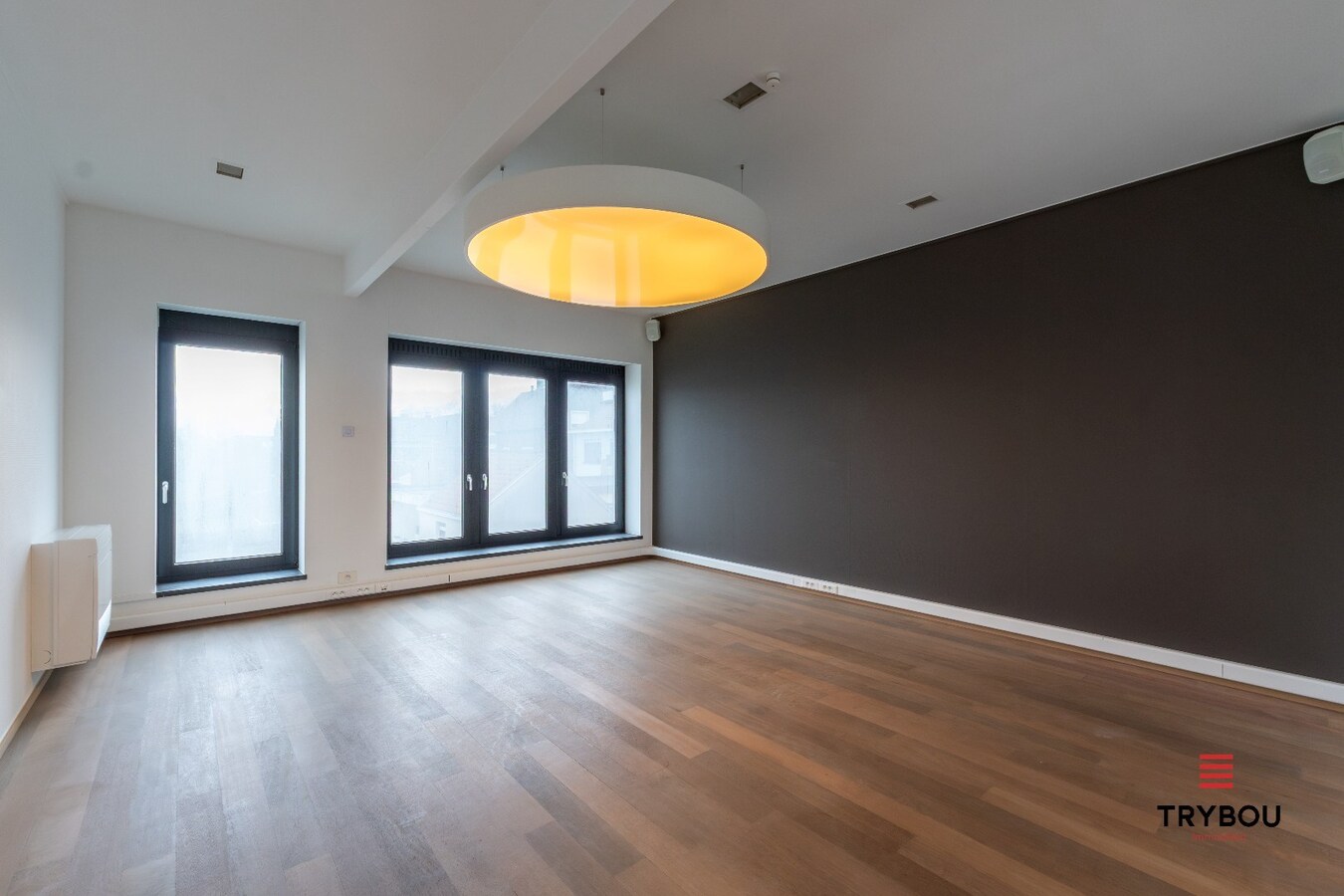 Groot kantoorgebouw op toplocatie te Ieper 