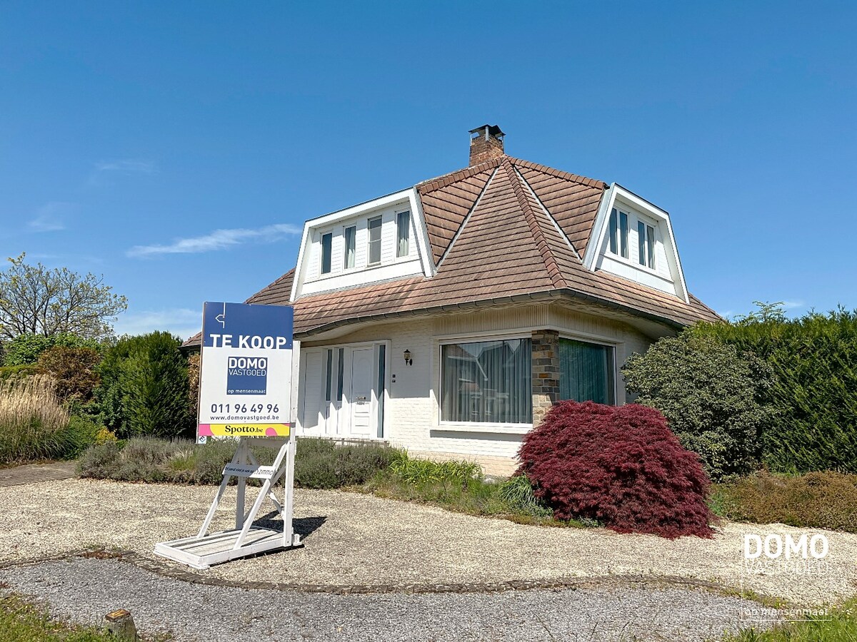 RUIME GEZINSWONING MET TUIN EN GARAGE TE KERMT 