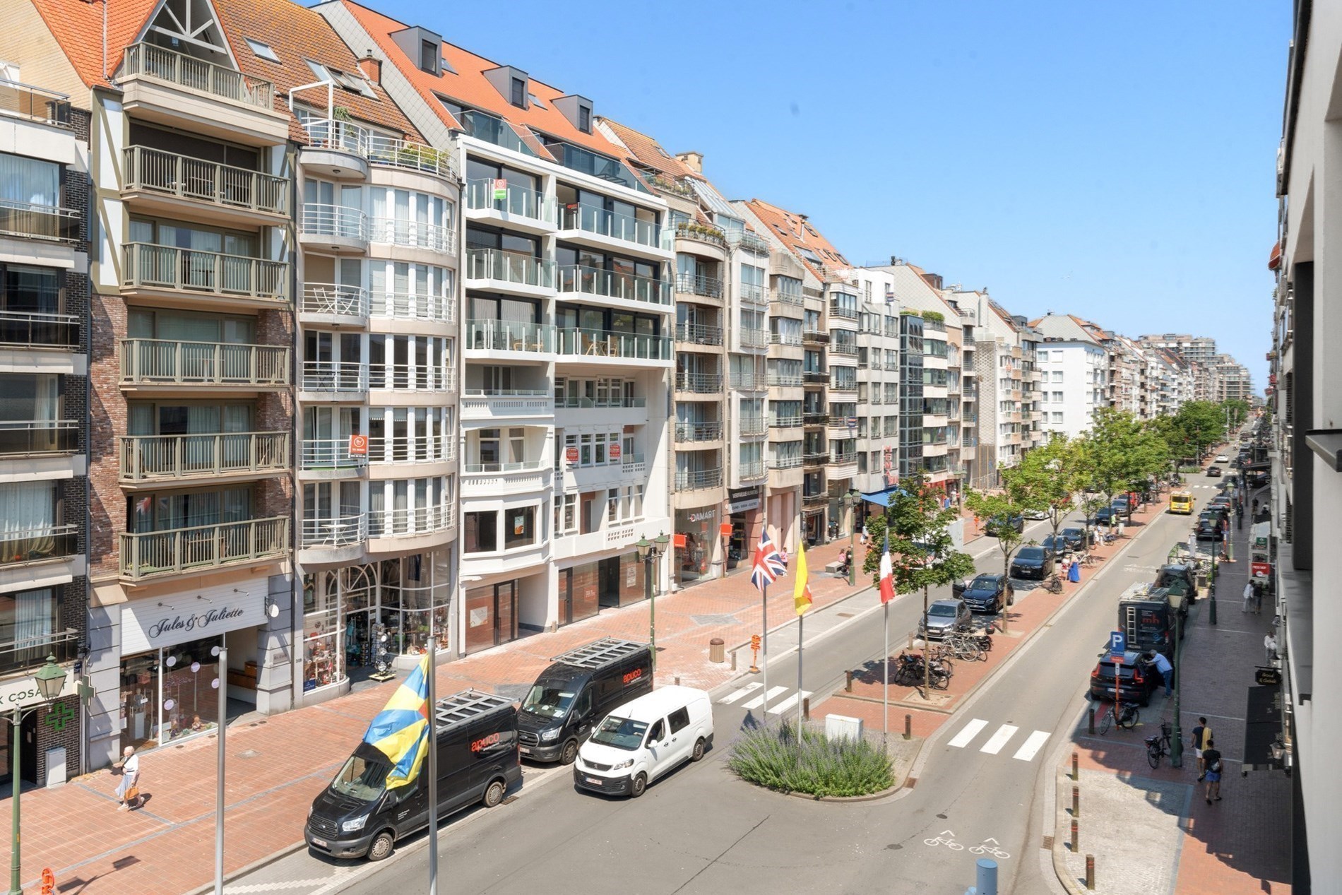 Bel appartement rénové, spacieux avec 2 chambres et une belle largeur de façade, situé au centre de l'avenue Lippens à Knokke. 