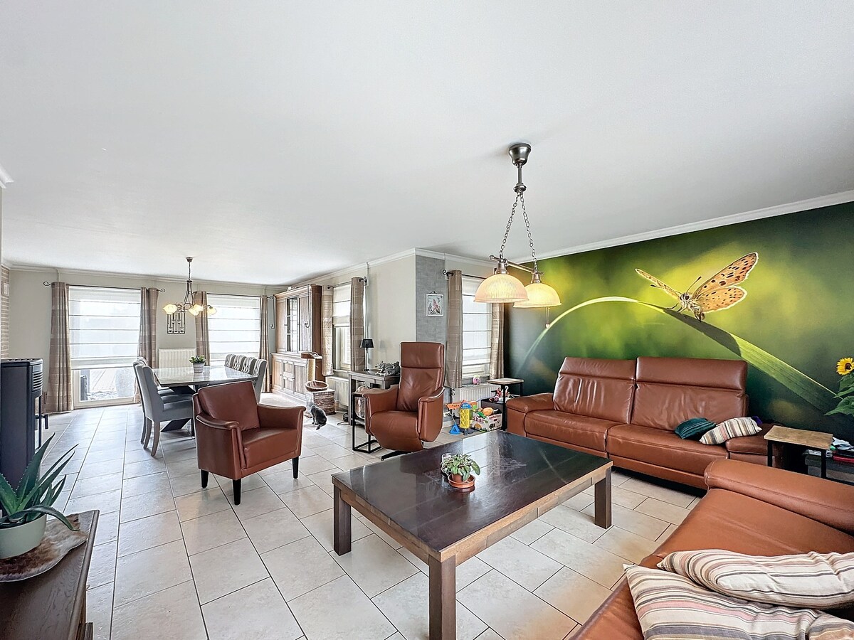 Deze woning is gelegen in Kaulille, een deelgemeente van Bocholt, in een doodlopende straat met een gezellig pleintje. 