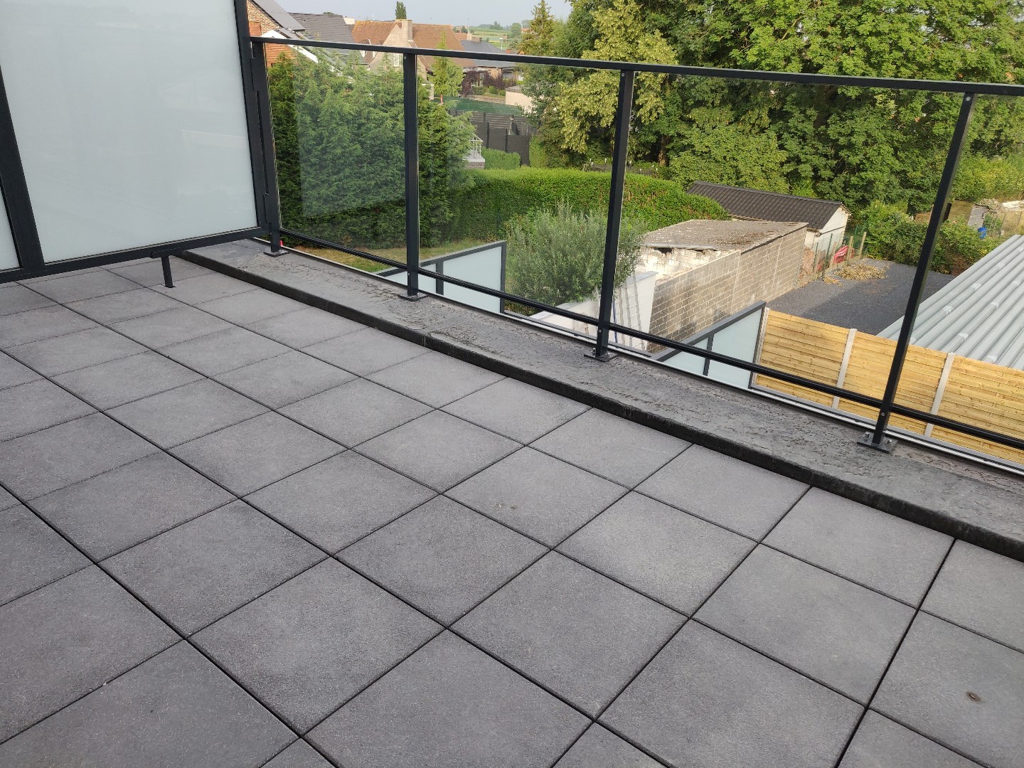 Volledig afgewerkte duplex met 2 slaapkamers en een private autostaanplaats 