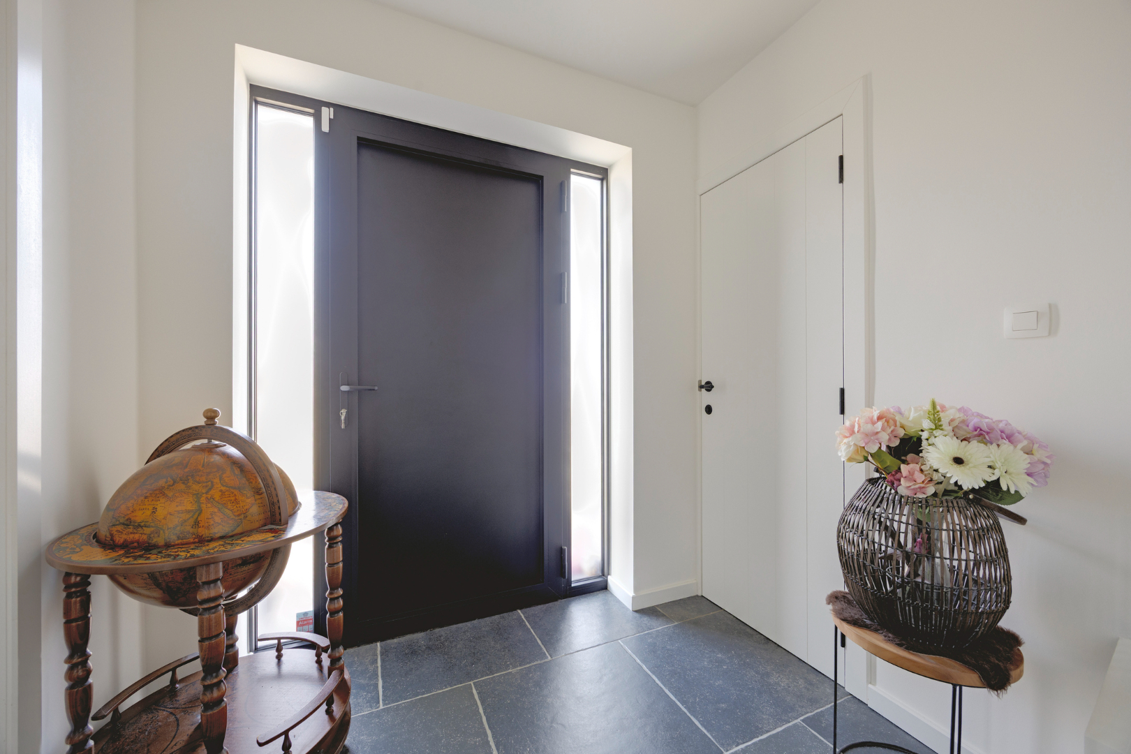 Inkomhal met apart toilet