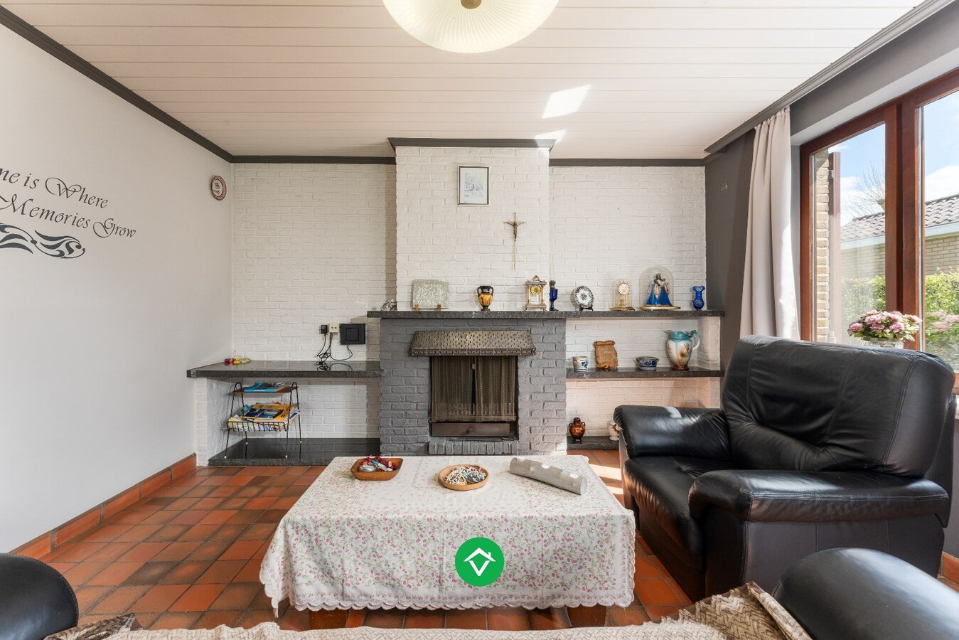 Alleenstaande woning met drie slaapkamers en dubbele garage in centrum Koekelare 