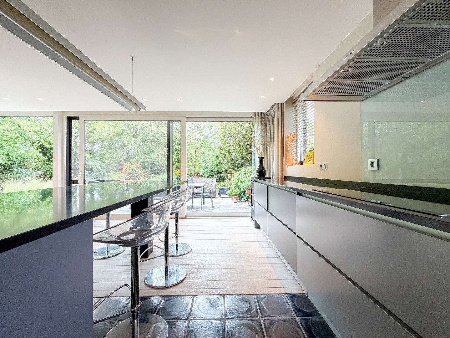 Ruime villa met prachtige tuin en hoogwaardige afwerking, perceel van 1891 m², rustig gelegen te Torhout 