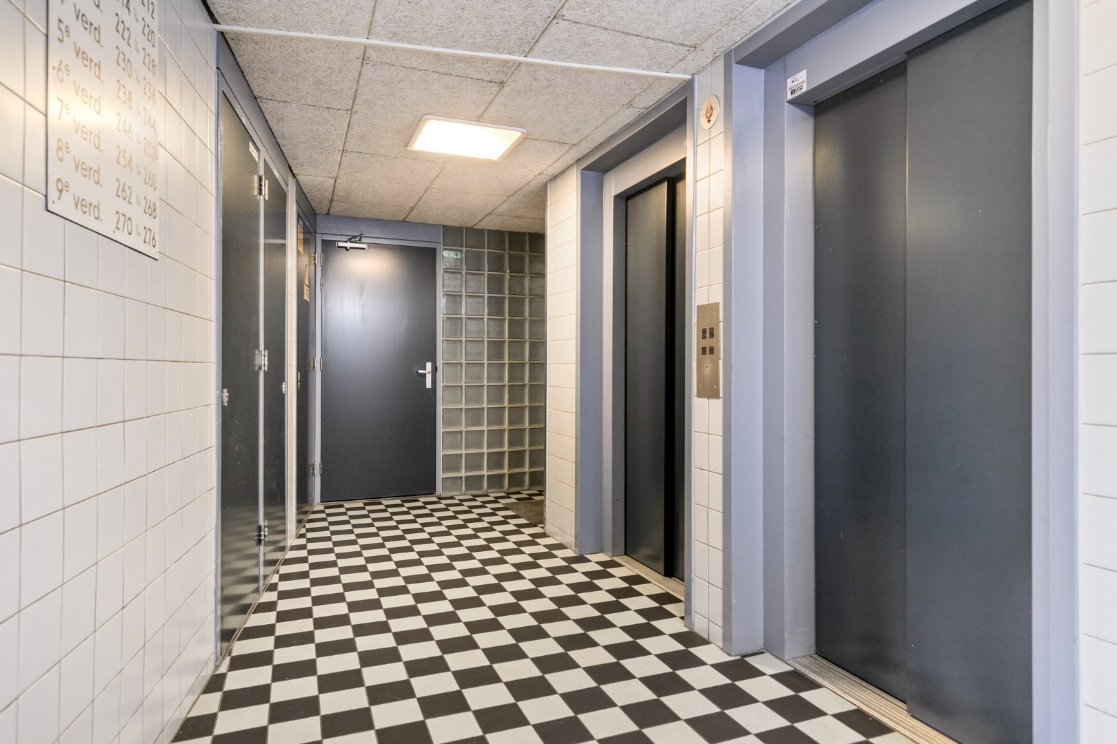 Op centrale locatie in de wijk Prinsenland gelegen 3 kamer hoek-appartement met ruim terras. 