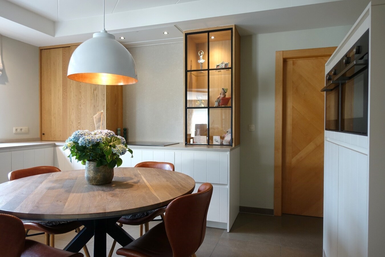 Rustig gelegen - perfect onderhouden - alleenstaande villa met 5 slaapkamers op 993 m² 