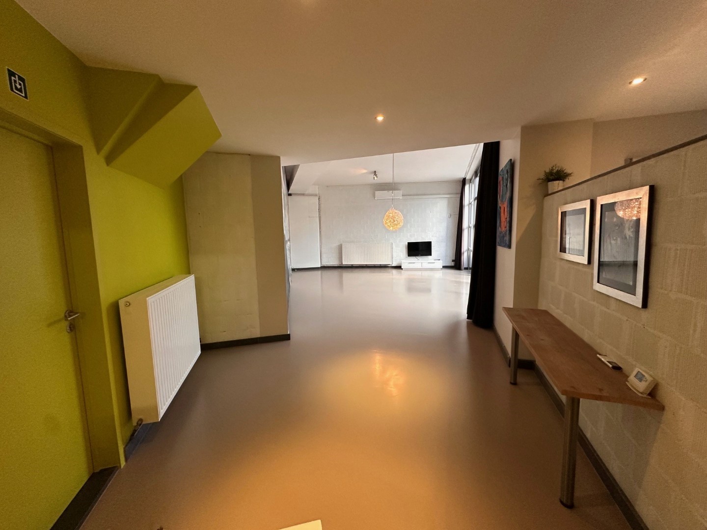 Ruim handelsgelijkvloers met garage, terras, keuken en badkamer te koop in Klemskerke (De Haan) 