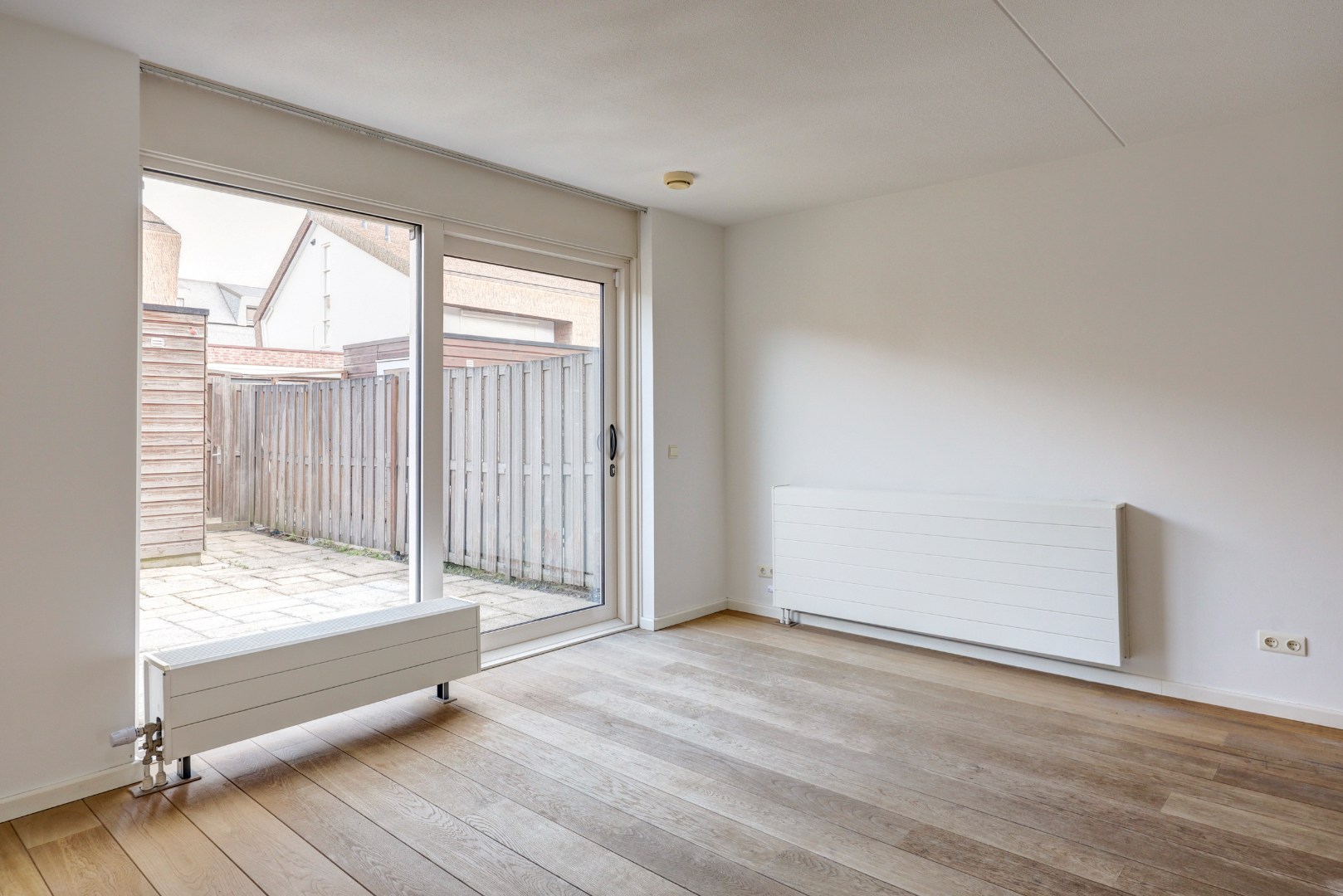 Energiezuinige (A-label) en instapklare 6-kamer tussenwoning met lichte woonkamer, moderne keuken, vijf slaapkamers, zonnige onderhoudsvriendelijke tuin met achterom en gelegen op eigen grond. 