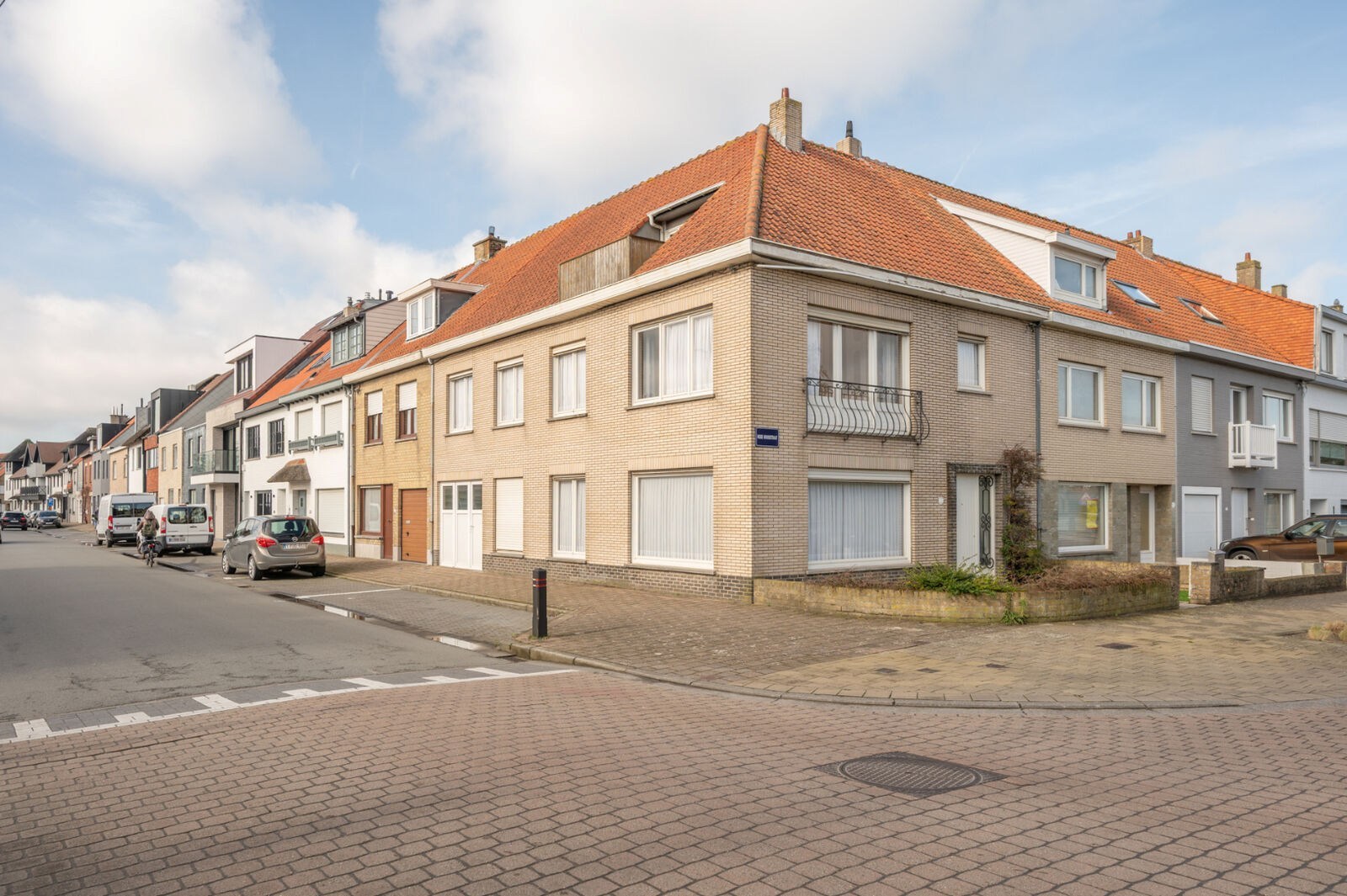 Villa à rénover située près du Vieux Knokke. Cette villa pleine de caractère offre une opportunité exceptionnelle pour ceux qui recherchent une propriété exclusive sur la côte belge. 