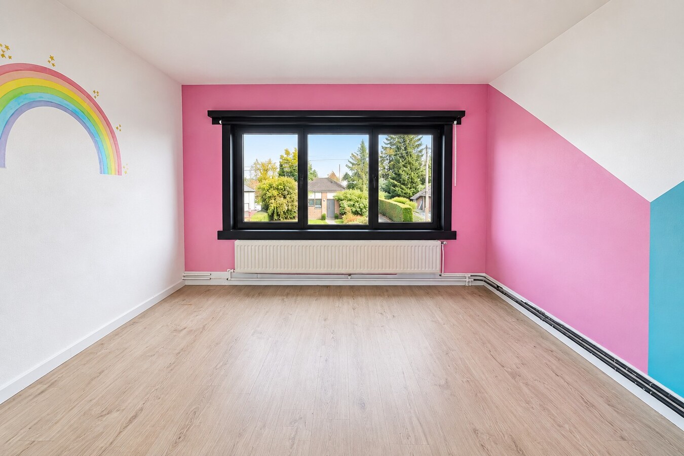 Te koop: Rustig gelegen halfopen bebouwing met 4 slaapkamers, 4 garages en ruime tuin in Sint-Niklaas 