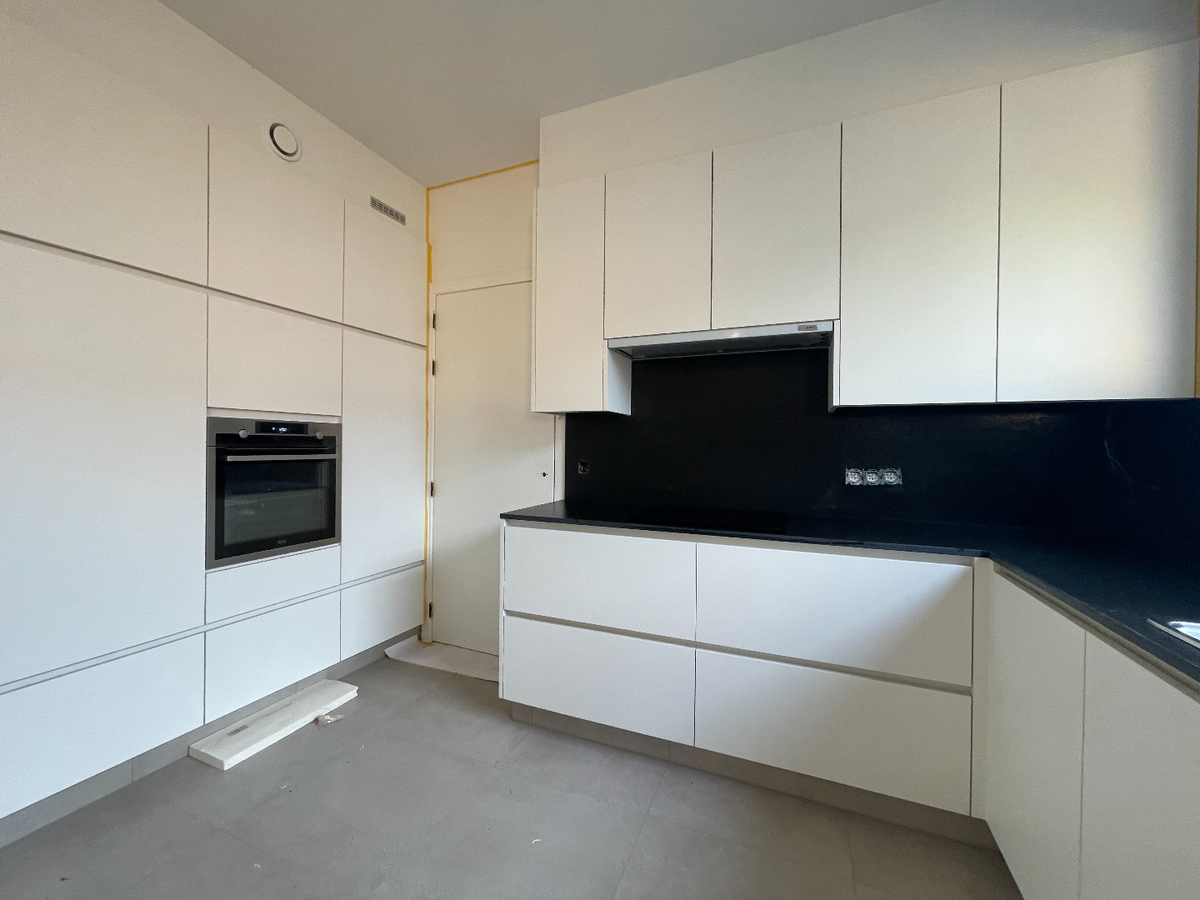 Gerenoveerde halfopen bebouwing met 3 slaapkamers en garage in centrum Roeselare 