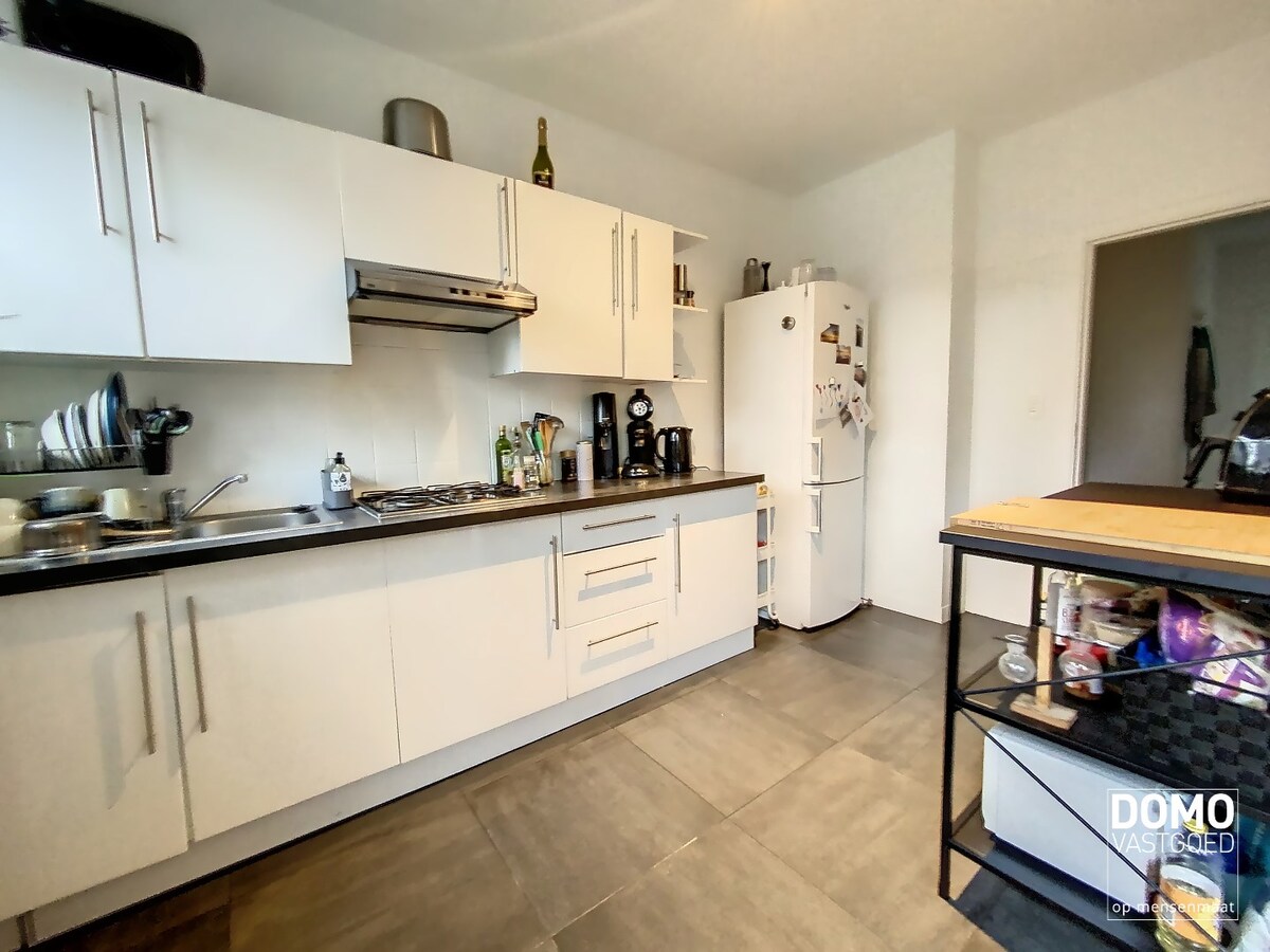 RUIM APPARTEMENT MET 4 SLAAPKAMERS EN GARAGEBOX TE RUNKST 