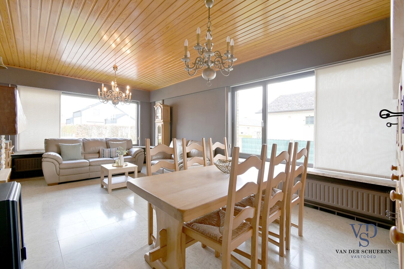 Gelijkvloerse woonst, in een residentiële wijk. 