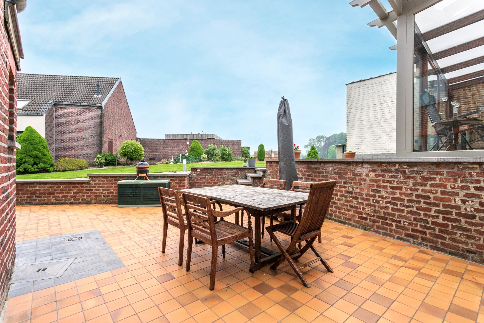 Ruime woning met naastgelegen bouwgrond en loods 