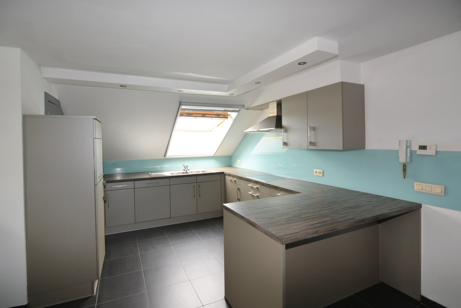 Modern appartement met 2 slpks, balkon en parking. 