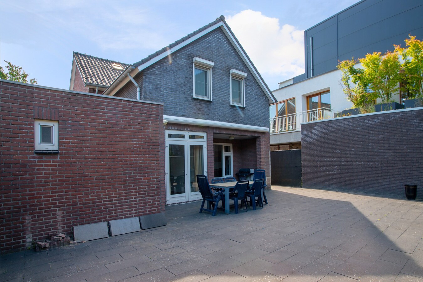 Uitgebouwde vrijstaande woning met berging gelegen op een perceel van 561 m2. 