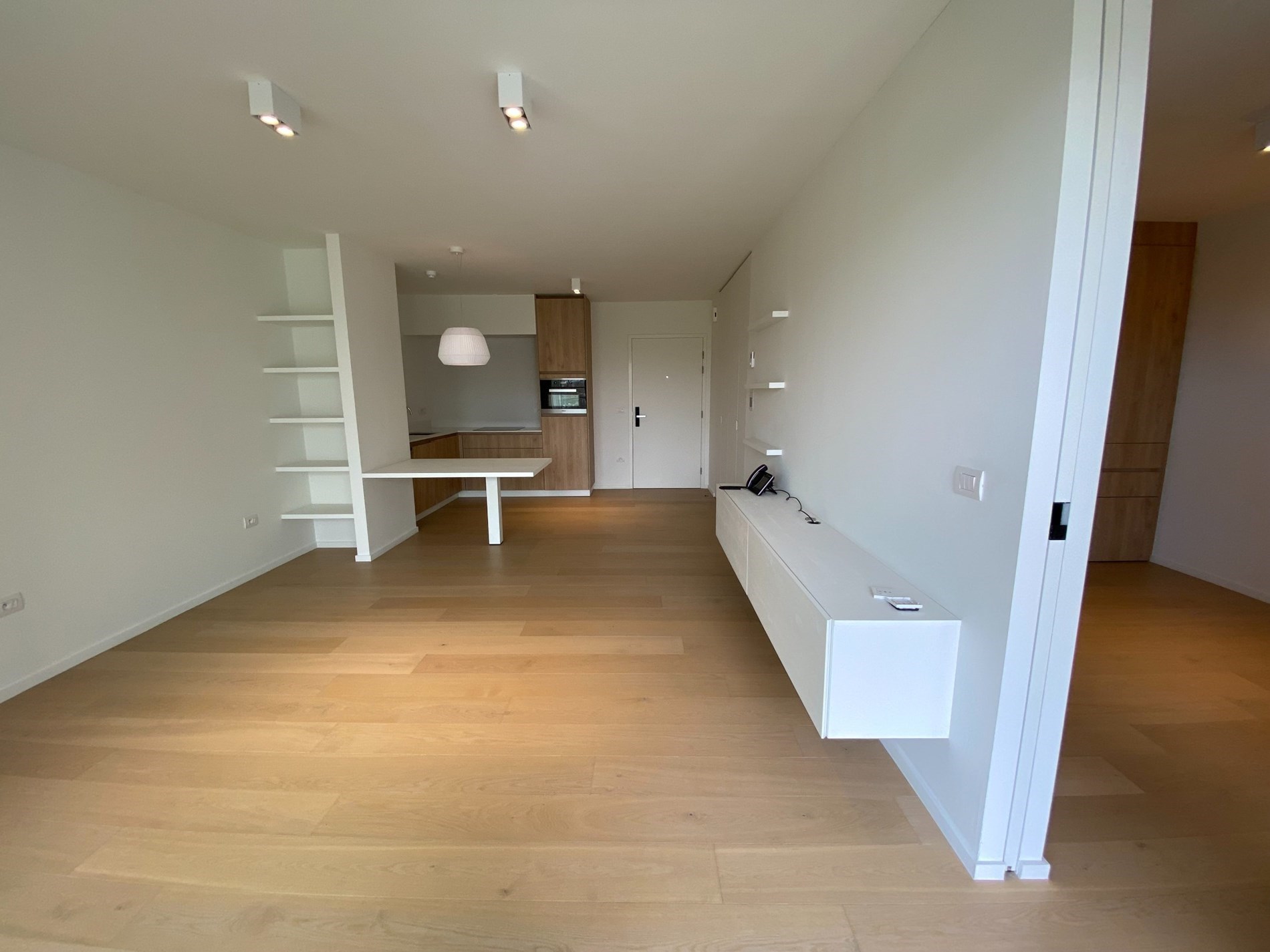 ONGEMEUBELD: SERVICEFLAT: Lichtrijk 1-slaapkamer appartement met een groot terras en mooi open zicht op het cultuurcentrum Scharpoord in de Residentie Cypres. 