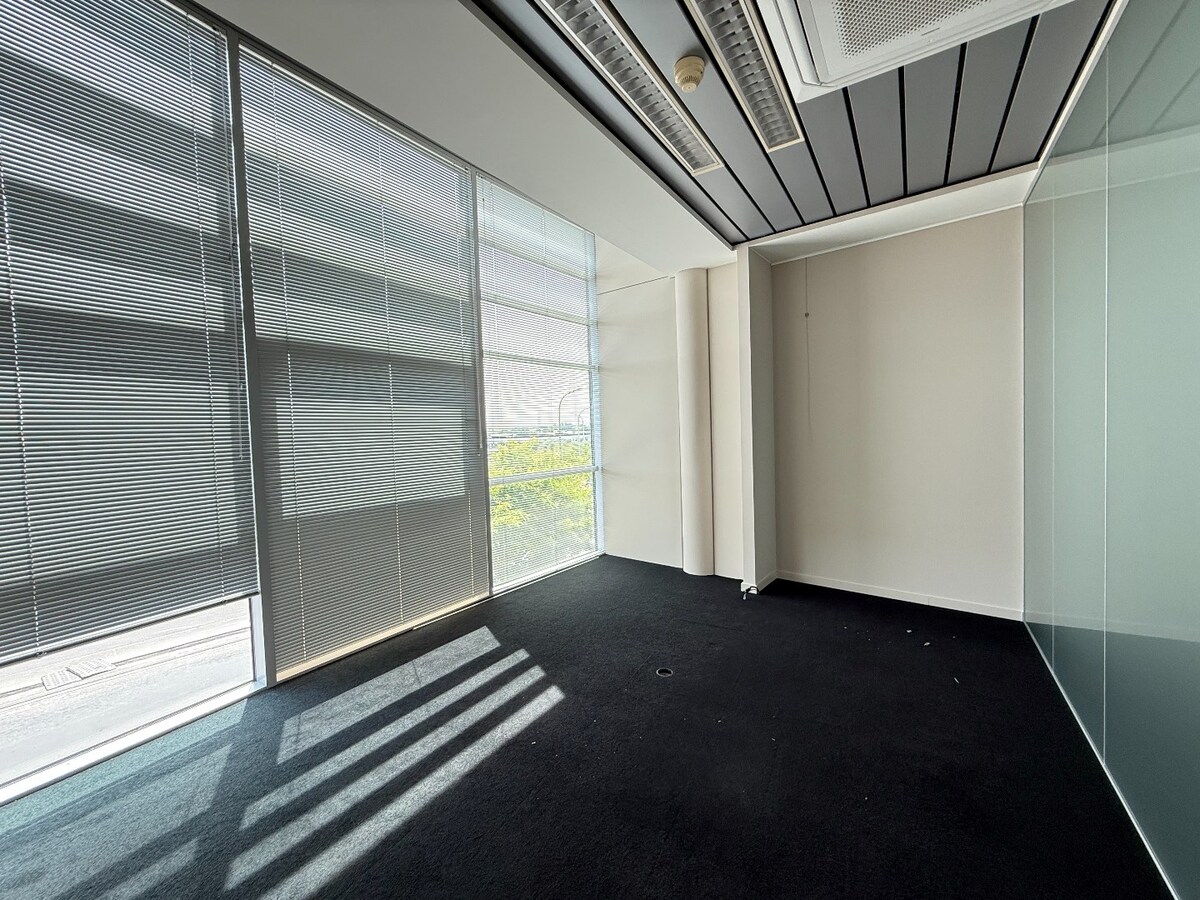 Centre d’Affaires « Excellence » – Bureau à louer ± 210 m² avec parkings 